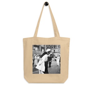 Dzień Zwycięstwa nad Japonią na Times Square (Pożegnanie z wojną) autorstwa Alfreda Eisenstaedta Eco Tote Bag