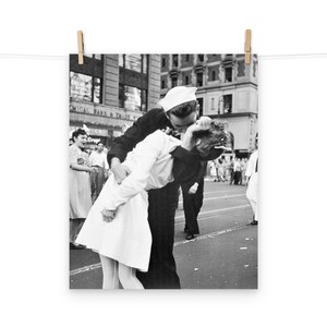 Dzień V-J na Times Square (Pożegnanie z wojną) autorstwa Alfreda Eisenstaedta Plakat matowy