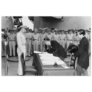 Puede incluir: Fotografía en blanco y negro de un evento histórico. Un hombre con traje firma documentos en una mesa, mientras personal militar uniformado está de pie en el fondo. Un hombre uniformado está firme.