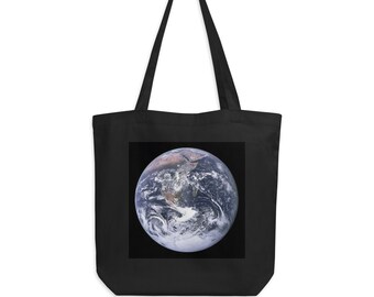 Op de afbeelding: Een zwarte tote bag met een full-color afbeelding van de aarde zoals gezien vanuit de ruimte. De afbeelding toont de continenten en oceanen van de planeet.