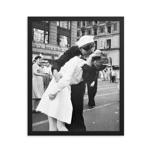 Dzień V-J na Times Square (Pożegnanie z wojną) autorstwa Alfreda Eisenstaedta Plakat w ramie