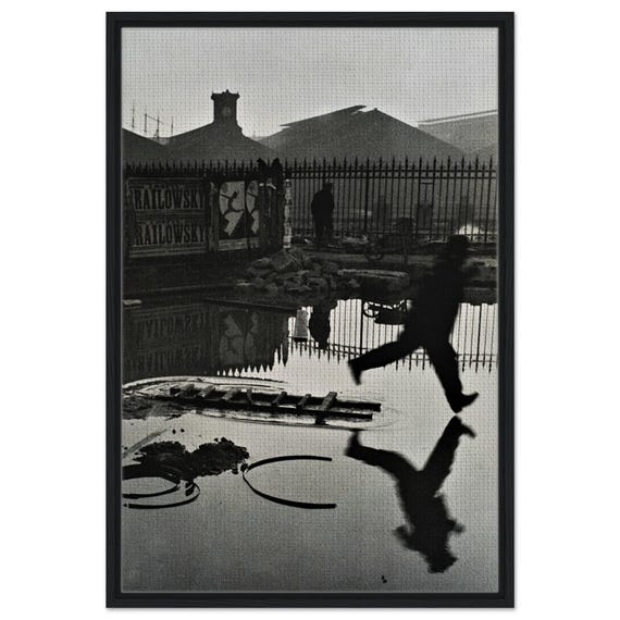 アンリ・カルティエ＝ブレッソン作「サン・ラザール駅の裏」写真、額