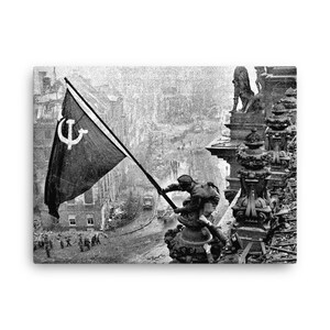 Das Hissen einer Flagge über dem Reichstag Matte Leinwand