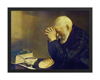 Puede incluir: Una pintura de un hombre mayor con barba, que lleva una chaqueta de cuadros, rezando con las manos juntas. Está sentado a una mesa con un libro, un tazón de sopa y una hogaza de pan.