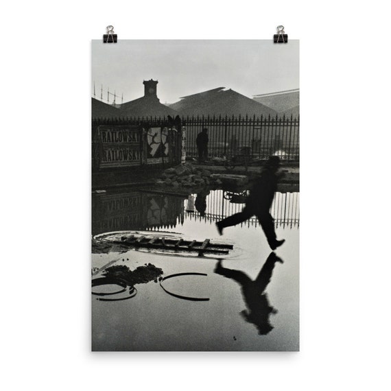 アンリ・カルティエ＝ブレッソンによるサン・ラザール駅の裏側のマット