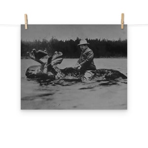 Teddy Roosevelt reitet auf einem Elch Matte Poster