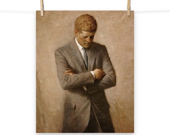 Può includere: Un dipinto di un uomo in un abito grigio con le braccia incrociate. Sta guardando in basso e ha un'espressione seria sul viso.