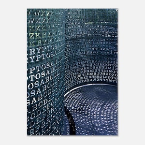Könnte beinhalten: Eine dunkelblaue, geschwungene Metallskulptur mit einem dichten, sich wiederholenden Muster aus geprägten Großbuchstaben und dem Wort KRYPTOS. Die Oberfläche ist mit Reihen von Zeichen strukturiert, was einen komplexen, gitterartigen visuellen Effekt erzeugt.