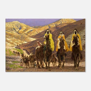Puede incluir: Una pintura de una caravana en el desierto. Tres figuras sobre camellos están en primer plano, con capas amarillas y tocados blancos. Otras figuras montan camellos en el fondo, con un paisaje montañoso.