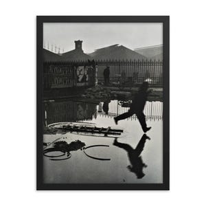 Hinter dem Gare Saint-Lazare von Henri Cartier-Bresson gerahmtes Plakat
