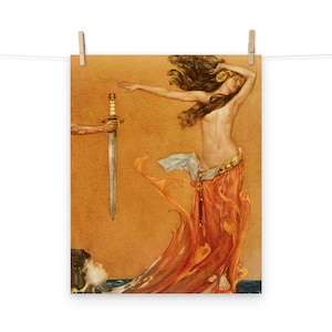 Könnte beinhalten: Eine Frau mit langen dunklen Haaren steht in einem fließenden roten und orangefarbenen Kleid. Sie hält ein Schwert in ihrer rechten Hand und blickt nach links. Der Hintergrund ist goldgelb.