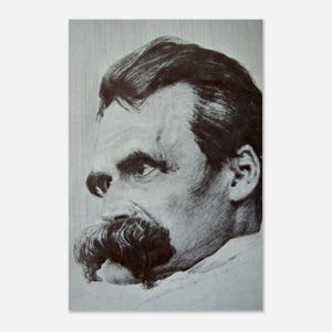 Puede incluir: Un dibujo a tinta en blanco y negro sobre papel que representa el retrato de perfil de una persona con un bigote grueso y prominente y cabello oscuro. La obra utiliza líneas finas y técnicas de sombreado para crear textura en el rostro.