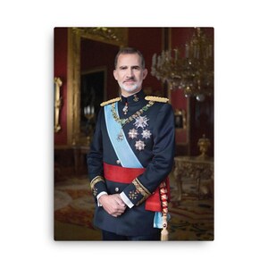 Peut inclure: Un homme en uniforme militaire bleu foncé avec des garnitures dorées et une écharpe. Il porte une médaille et une couronne sur la poitrine. Il se tient dans une pièce aux murs rouges et un lustre.