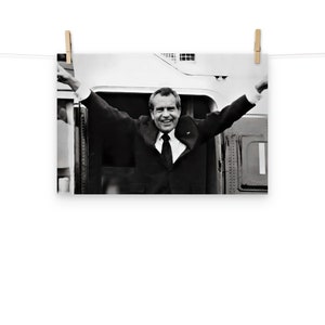 Nixon dimite (signo de paz) Póster mate