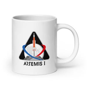 Biały kubek z naszywką Artemis I Mission