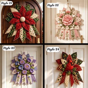 Op de afbeelding: Vier gewatteerde stoffen wandhangers met de labels Style 21, 22, 23 en 24. Stijl 21 toont een rode kerstster. Stijl 22 toont roze bloemen en witte knoppen. Stijl 23 toont paarse bloemen. Stijl 24 toont een rode kardinaalvogel op rode en groene bladeren.