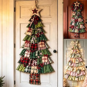 Può includere: Una decorazione da parete in tessuto a forma di albero di Natale con balze in tessuto a quadri verdi e rossi. L'albero è decorato con piccoli pacchetti regalo in tessuto, bastoncini di zucchero e bacche rosse, sormontato da una stella beige.