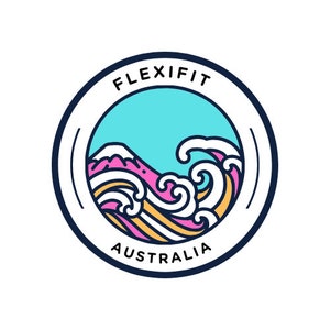 Op de afbeelding: Een blauw, wit en roze logo met de tekst "Flexifit Australia" en een gestileerd golfontwerp.