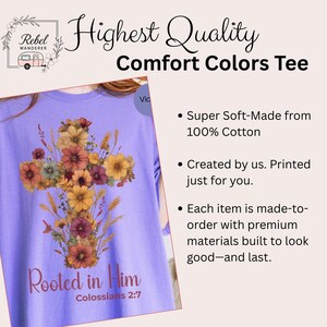 K&ouml;nnte beinhalten: Ein lila Comfort Colors T-Shirt zeigt ein Blumenkreuz-Design mit dem Text "Rooted in Him" und "Kolosser 2:7". Das Shirt hat auch den Text "Highest Quality" und "Comfort Colors Tee". Das Shirt besteht aus 100% Baumwolle.