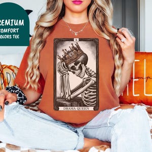 Carte de tarot gothique drôle reine squelette couleurs confort tshirt en coton t-shirt fantasmagorique esthétique sombre idée cadeau unique pour sa maman cadeau BFF
