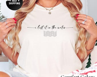 Comfort Colorsの宗教シャツ、I Left It In The Water（水に残したもの）クリスチャンTシャツ、聖書の一節が刻まれた洗礼シャツ、信仰に基づいたシャツ、彼女や彼への贈り物