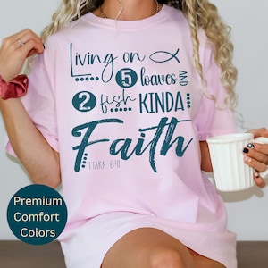 Christlicher Glaube TShirt 5 Brote 2 Fische Jesus Ästhetik Bibel Vers Shirt Inspirierendes religiöses T-Shirt Geschenk für ihren Komfort Farben Frau Mutter