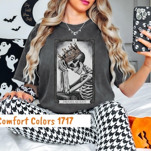 Carte de tarot gothique drôle reine squelette couleurs confort tshirt en coton t-shirt fantasmagorique esthétique sombre idée cadeau unique pour sa maman cadeau BFF