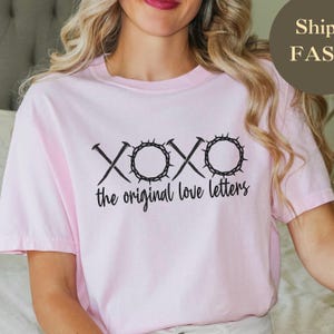 Camiseta com a letra de amor de Jesus XOXO da Páscoa, tipografia cristã exclusiva, presente de estudo da Bíblia para ela ou ele, camiseta com as escrituras