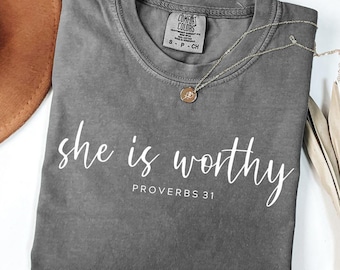 Sie ist würdiges Shirt, Sprüche 31 christliches T-Shirt, Frauen Glaube Schrift Top, Komfort Farben Bibel Vers Geschenk für ihr inspirierendes T-Shirt