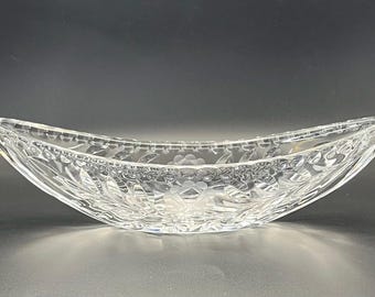 May include: Clear, oval glass serving bowl with etched floral and leaf patterns. The bowl has a curved design, suitable for salads or decorative displays. The bowl is approximately 30 cm long.