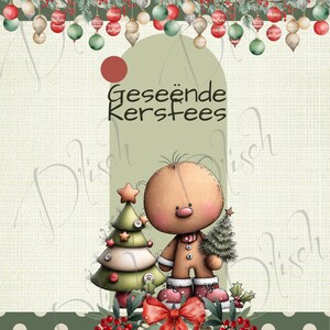 Może przedstawiać: Świąteczna ilustracja z piernikowym ludzikiem trzymającym małą choinkę, obok udekorowanej choinki. Obrazek zawiera napis "Geseënde Kerfees" i jest ozdobiony ozdobami i czerwoną kokardą.