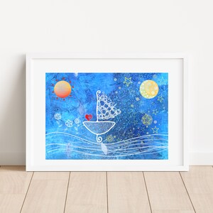 以下が含まれることがあります： 白い帆船が青い海を航海しています。帆にはハートが描かれています。空には黄色い太陽と月が輝き、背景は青い水彩画で描かれた星が散りばめられています。