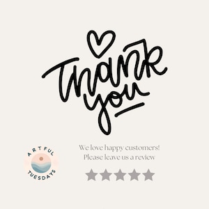 Puede incluir: Texto escrito a mano en blanco y negro que dice "Gracias" con un coraz&oacute;n sobre la palabra "Gracias". Debajo del texto hay un c&iacute;rculo rosa con un dise&ntilde;o de onda azul y blanco y el texto "Artful Tuesdays". Debajo de eso est&aacute; el texto "&iexcl;Nos encantan los clientes felices! Por favor, d&eacute;janos una rese&ntilde;a" y cinco estrellas grises.
