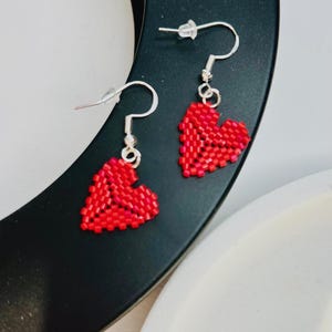 Glasperlen Ohrringe hypoallergen herzförmig, romantisch, Valentinstag, rotes Herz