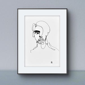 Könnte beinhalten: Gerahmtes Schwarz-Weiß-Linienkunstporträt einer Person. Das Kunstwerk ist im minimalistischen Stil gehalten, mit einer einzigen durchgehenden Linie, die das Gesicht und den Oberkörper bildet. Das Kunstwerk ist mit den Initialen "AK" signiert.