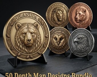 Peut inclure: Un ensemble de cinq médaillons métalliques circulaires sur des supports noirs. Chaque médaillon présente un portrait d'animal en relief et une inscription : Grandpa avec un ours, Father avec un lion, Mom avec une lionne, Grandma avec un hibou, Dad avec un aigle.