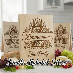 Może przedstawiać: Drewniane deski do krojenia z wygrawerowanymi nazwiskami rodzin i inicjałami. Deski posiadają dekoracyjne wzory kwiatowe i warzywne wokół liter. Wyświetlane są teksty "Zimmerman", "Clark" i "Miller". Wygrawerowano również słowa "The Family".