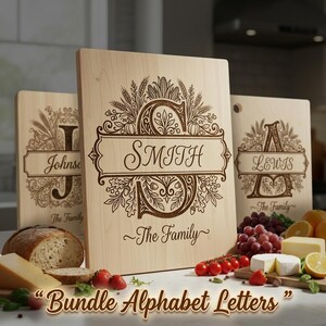 Könnte beinhalten: Drei Holzschneidebretter mit eingravierten Familiennamen und floralen Designs. Das zentrale Brett zeigt "SMITH" mit einem verzierten "S". Der Text "Bundle Alphabet Letters" steht unten. Brot, Käse und Obst sind im Vordergrund.