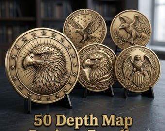 Peut inclure: Cinq médaillons circulaires de couleur bronze avec des reliefs d'aigles, d'étoiles et de boucliers, présentés sur de petits supports noirs. Le texte 50 Depth Map Designs Bundle est imprimé en doré au bas de l'image sur une surface sombre.