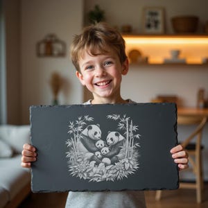 Gravure en ardoise d'une planche à fromages, famille de pandas roux en bambou, décoration de charcuterie et de cuisine, fichier laser pour un design unique de planche à découper #011