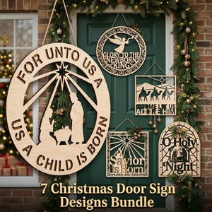 Pode incluir: Um conjunto de cinco placas de porta de Natal em madeira clara com designs cortados a laser. A maior placa circular diz For Unto Us A Child Is Born. Outras placas incluem Glory To The Newborn King, Come Let Us Adore Him, A Savior Is Born e O Holy Night.
