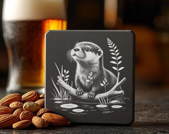 Sottobicchiere in ardesia con lontra in formato PNG, design con incisione laser, download digitale di opere d'arte sulla fauna selvatica, opere d'arte con lontra su ramo per progetti fai da te di arredamento per la casa