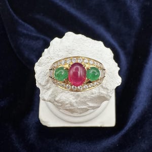 18k yellow gold unheated ruby and emerald classic three stones diamonds vintage Bvlgari style timeless ring
