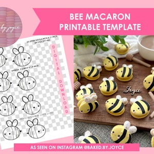 Könnte beinhalten: Druckbare Vorlage für Bienen-Macarons. Die Vorlage enthält eine schwarz-weiße Umrandung einer Biene mit Flügeln und einem gestreiften Körper. Die Vorlage ist etwa 5,6 cm x 4,8 cm groß. Das Bild zeigt auch eine Nahaufnahme von mehreren Bienen-Macarons auf einer Holzoberfläche. Die Macarons sind mit gelber Glasur und schwarzen Streifen verziert. Der Text "BEE MACARON PRINTABLE TEMPLATE" befindet sich oben im Bild.