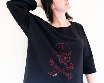 Sweat Flash Dance noir femme avec pirate rouge. Vêtement en coton biologique et polyester recyclé. Oversize