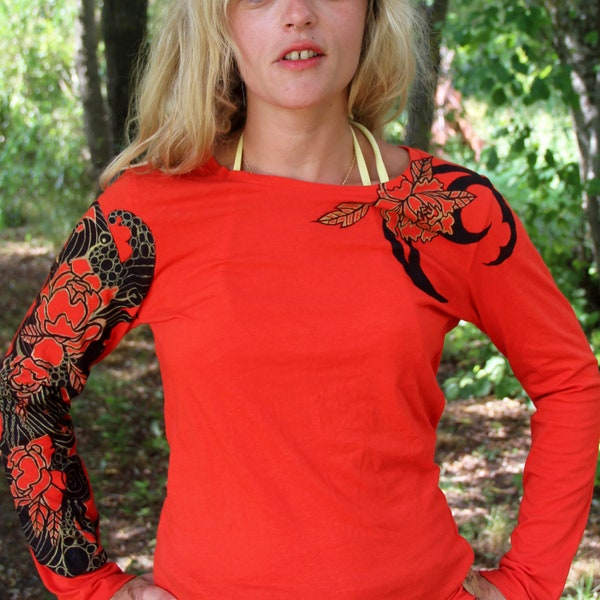 Tee shirt manches longues femme rouge, noir et doré.  Motif tribal, fleurs. Modèle durable en coton biologique.