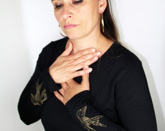 Tee shirt femme manches longues noir et doré. Vêtement motif tatouage en coton biologique, haut moderne et féminin pour le printemps.
