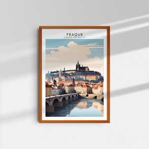 Pode incluir: Uma ilustração emoldurada de Praga, República Checa, mostrando uma cidade com uma ponte sobre um rio e um castelo em uma colina ao fundo. A ilustração é de estilo vintage com um céu azul e nuvens brancas.