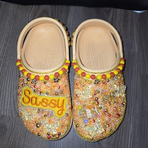 Crocs bling personnalisés | Jour fériés, Hello Kitty, 420 ans, Zodiaque, Thèmes pour les tout-petits