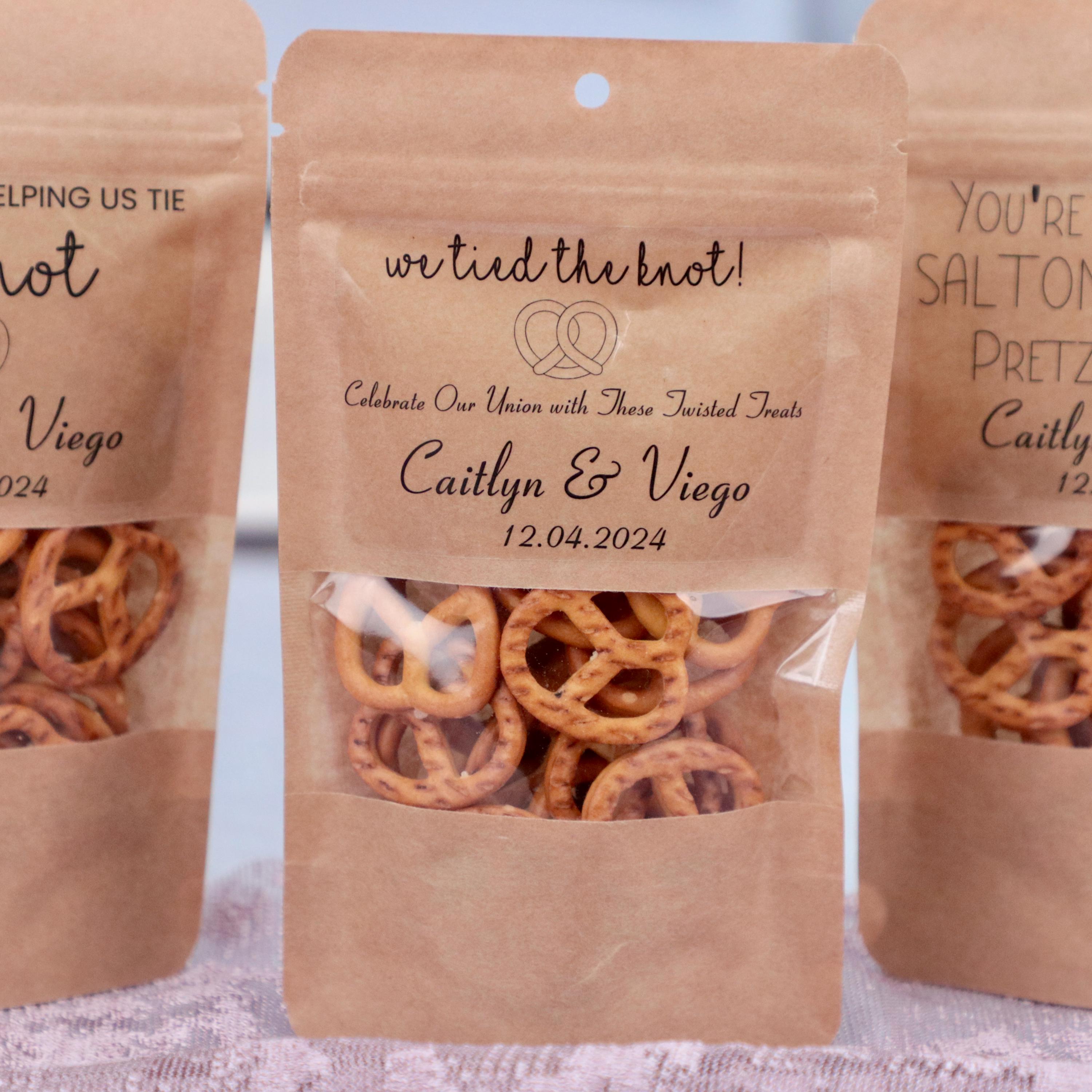 50 Stück Hochzeitsgeschenktüten, Gastgeschenke zum Probeessen, Brezeltüten mit der Aufschrift „We Tied the Knot“, Leckerlitüten zur Hochzeit, Snackbeutel zum Stehen
